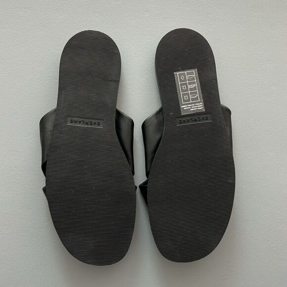 New Everlane The Day Crossover Sandal in Black
Size 11 - Picture 7 of 10